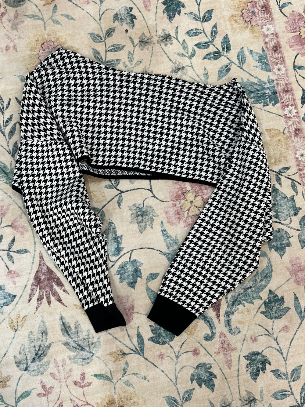 Black and White Houndstooth Women's Cropped Sweater